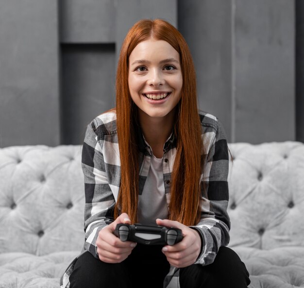 Photo gratuite femme jouant à des jeux vidéo