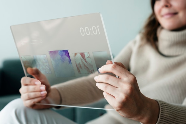 Femme jouant de la musique sur une technologie innovante de tablette transparente