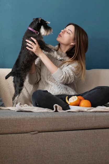 Femme jouant avec son chien