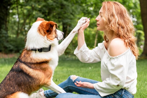 Femme jouant avec son meilleur ami dans le parc