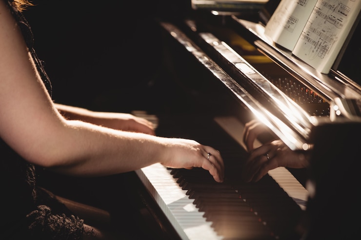 Photo gratuit femme, jouer, piano, musique, studio