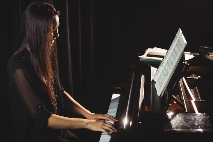Photo gratuit femme, jouer, piano, musique, studio