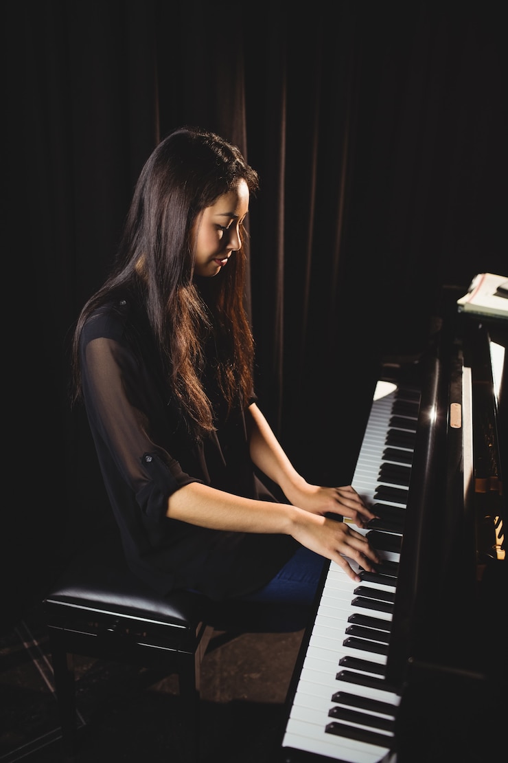 Photo gratuit femme, jouer, piano, musique, studio