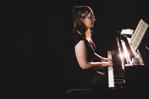 Photo gratuite femme, jouer piano