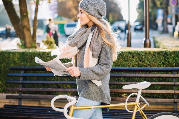 Femme avec journal et en détournant les yeux