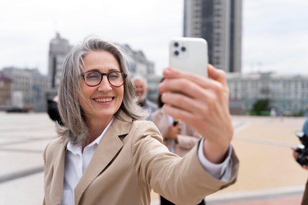 Femme journaliste prenant un selfie