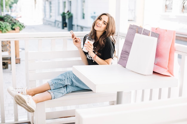 Femme joyeuse après le shopping