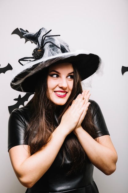 Femme joyeuse au chapeau de sorcière pour Halloween