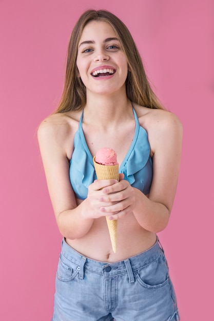 Femme joyeuse en bikini avec de la crème glacée