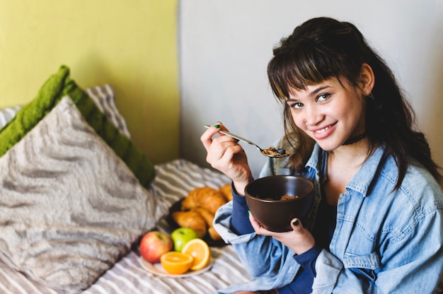 Photo gratuite femme joyeuse avec bol