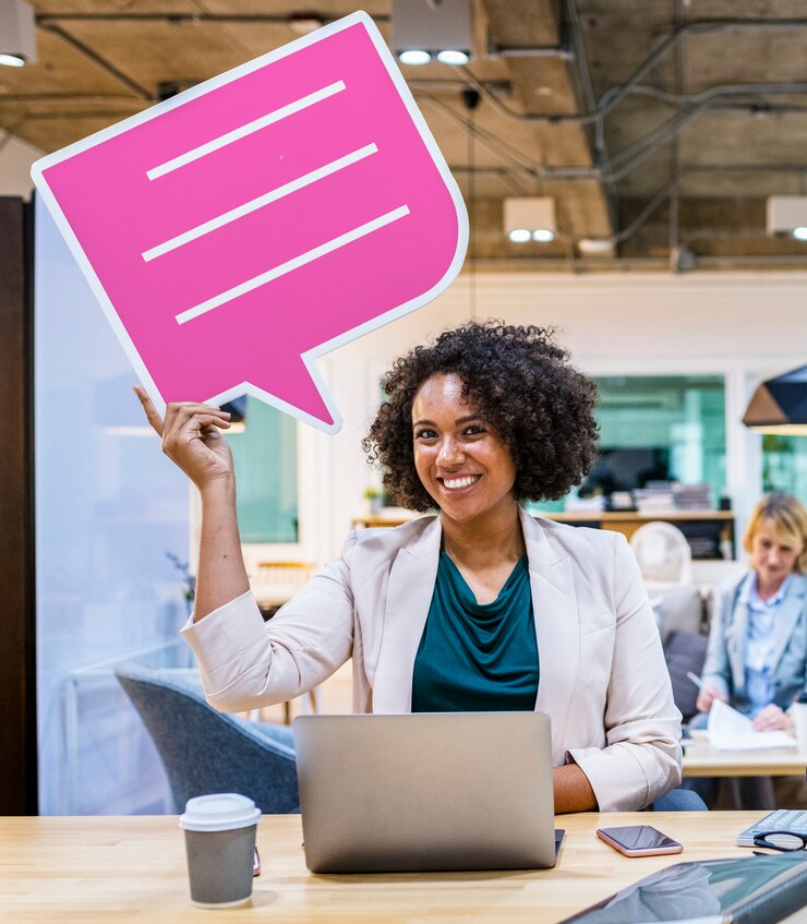 Photo gratuit femme joyeuse avec une bulle de dialogue