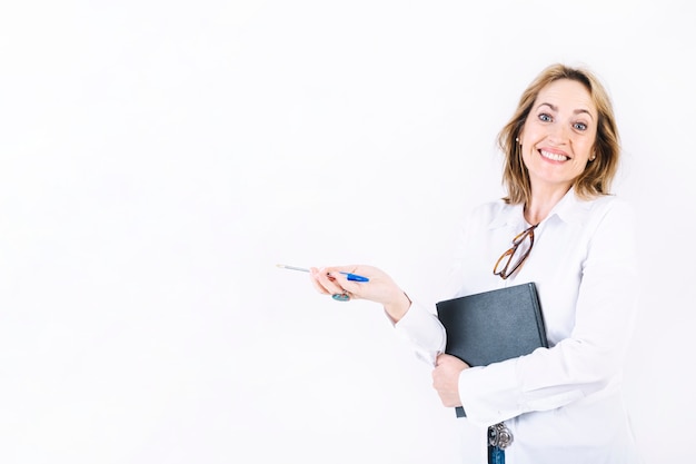 Femme joyeuse avec carnet et stylo