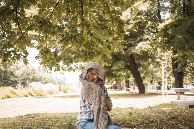 Femme joyeuse enveloppant dans une écharpe