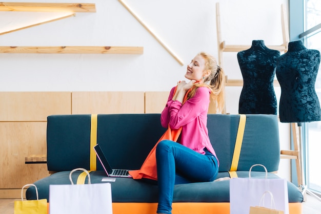 Photo gratuite femme joyeuse étreignant une nouvelle robe