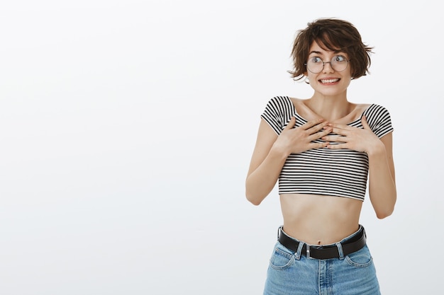 Femme joyeuse et excitée à la gauche étonnée et optimiste