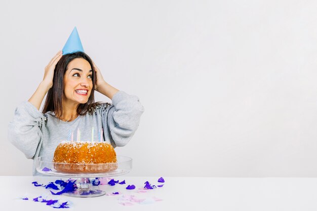 Femme joyeuse avec gâteau d&#39;anniversaire