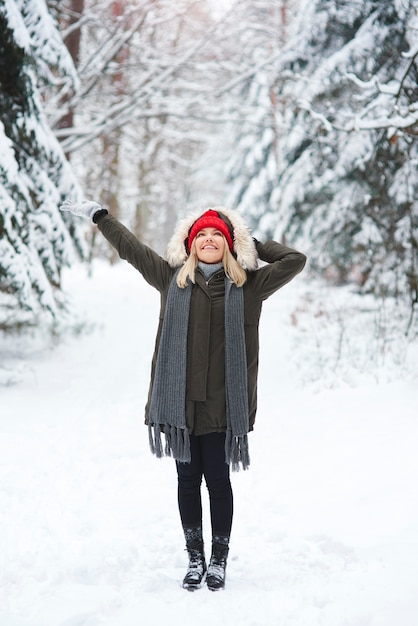 Femme joyeuse en hiver