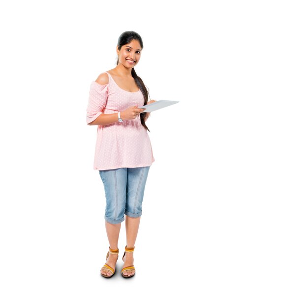 Femme joyeuse occasionnelle tenant une tablette numérique