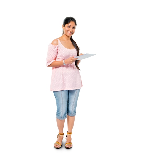Femme joyeuse occasionnelle tenant une tablette numérique