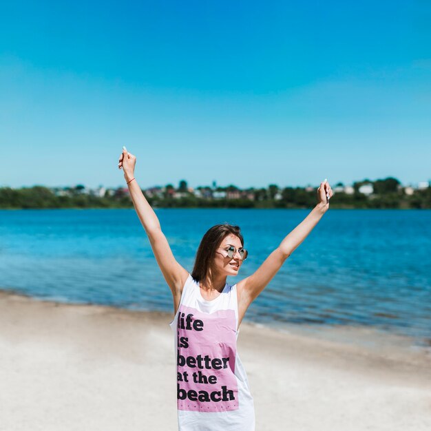 Femme joyeuse sur la plage