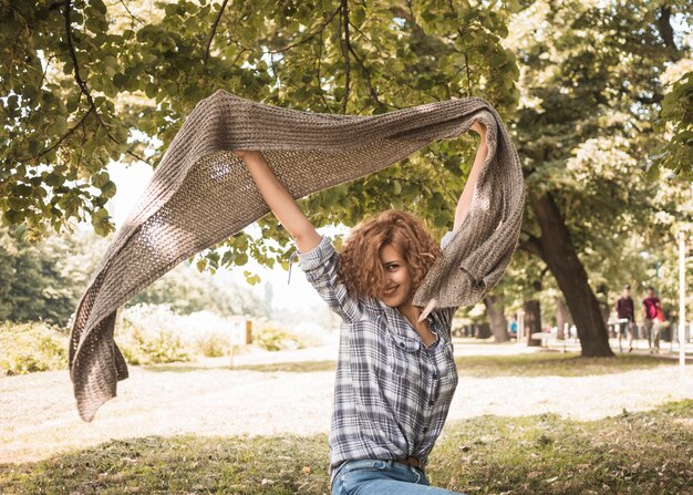 Femme joyeuse s&#39;amuser avec une écharpe