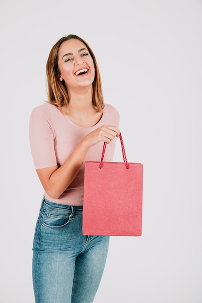 Femme joyeuse avec sac en papier