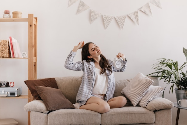 Une femme joyeuse se réveille