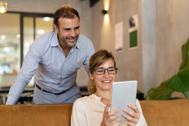 Femme Joyeuse Avec Tablette, Son Collègue Debout Derrière