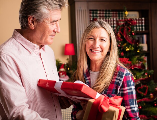 femme Joyful tenant un cadeau de Noël