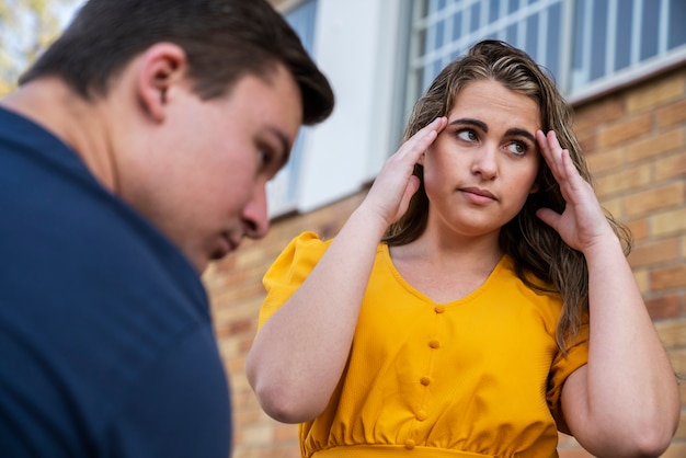 Photo gratuite femme jugeant et réprimandant l'homme