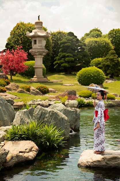 Photo gratuite femme avec kimono et parapluie wagasa