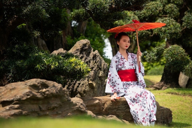 Photo gratuite femme avec kimono et parapluie wagasa