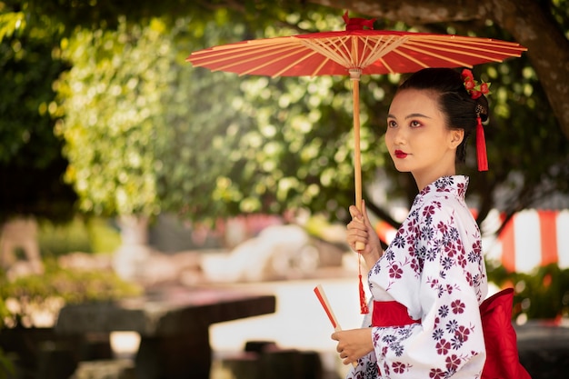 Photo gratuite femme avec kimono et parapluie wagasa