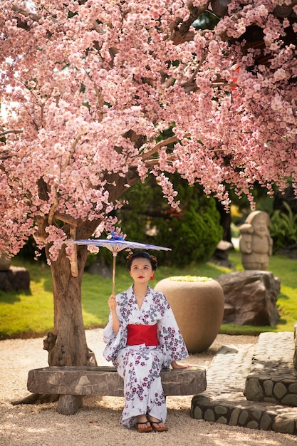 Photo gratuite femme avec kimono et parapluie wagasa