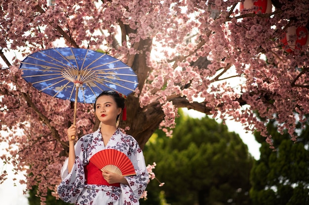 Photo gratuite femme avec kimono et parapluie wagasa