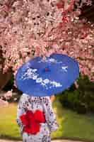 Photo gratuite femme avec kimono et parapluie wagasa