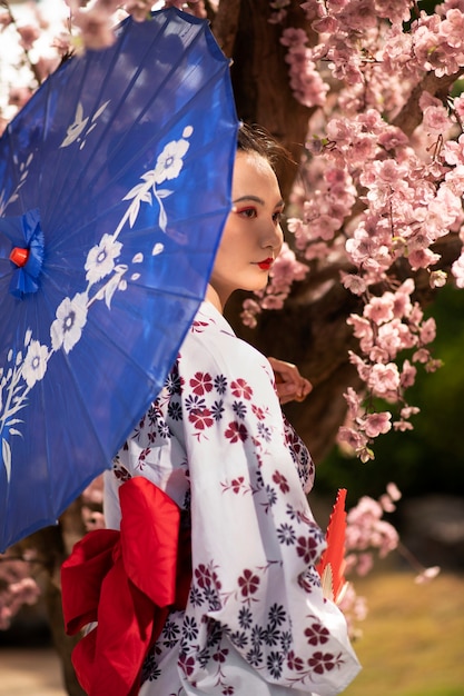Femme Avec Kimono Et Parapluie Wagasa