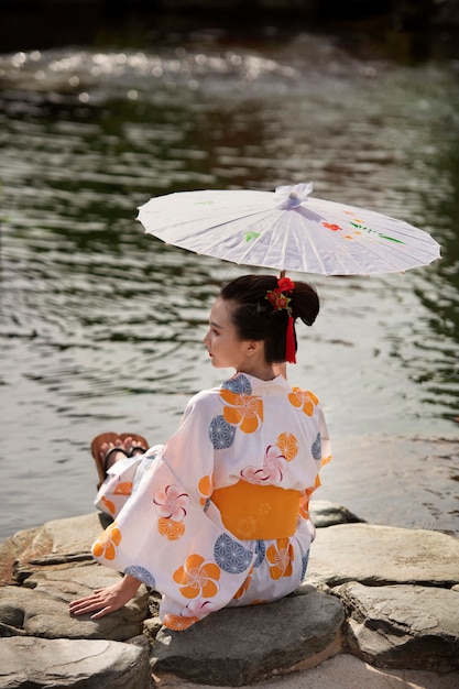 Femme avec kimono et parapluie wagasa