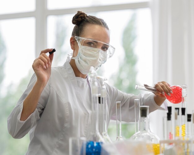 Femme en laboratoire faisant des expériences