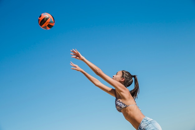 Femme, lancer, balle, plage