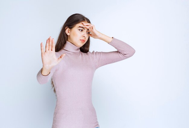 femme large ouvrant les mains et arrêtant quelque chose.