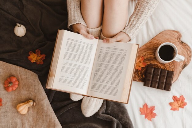 Femme, lecture, livre, près, snack, et, automne, symboles