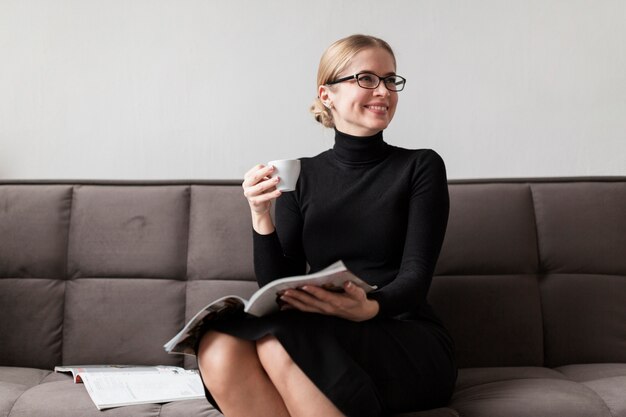 Femme, lecture, magazine, boire, café