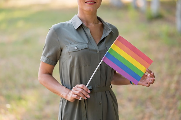 Photo gratuite femme lesbienne avec gros plan de drapeau