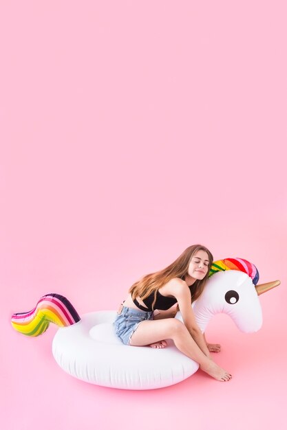 Femme sur une licorne gonflable