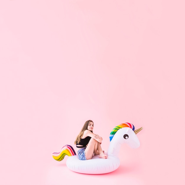 Femme sur une licorne gonflable