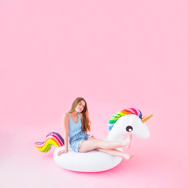 Femme sur une licorne gonflable