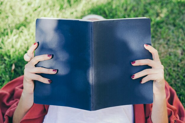 Femme lisant un livre dans la nature