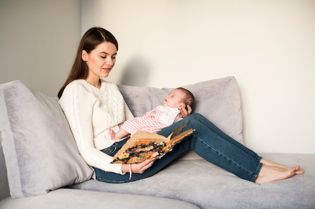 Photo gratuite femme lisant un livre à la fille