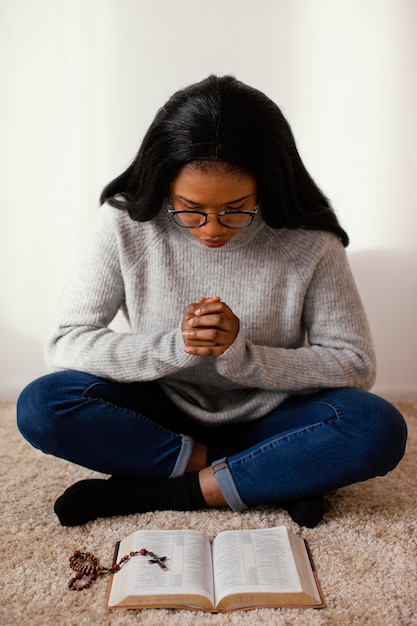 Femme lisant un livre sacré à l'intérieur